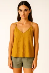 Musculosa de bretel fino color mostaza, con escote en V y confeccionada en lino.