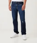 Pantalón de jean azul oscuro, corte slim, con bolsillos delanteros y traseros.