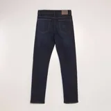 Pantalón de jean azul oscuro, corte slim, con bolsillos delanteros y traseros y costuras en color ocre.