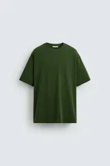 Camiseta verde oscuro de corte holgado confeccionada en algodón compacto, con cuello redondo y mangas cortas.