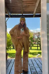 Pantalón de viscosa color beige con textura de crochet, tiro medio-bajo, elástico en la cintura y culotte incluido.