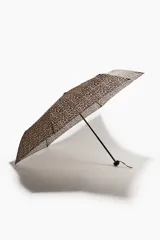 Paraguas plegable con estampado de leopardo y mango telescópico negro. Incluye funda.