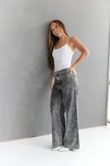 Pantalón de jean gris con efecto lavado, corte recto y tiro alto.