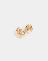 Par de aros colgantes cortos con forma de caracol marino de metal dorado.