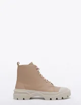 Borcego acordonado color beige de cuero, con puntera reforzada y suela track.