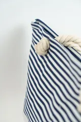 Bolso tipo tote con rayas horizontales rojas y blancas en la parte superior y base color beige. Asas de soga gruesa.