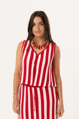 Chaleco tejido a rayas rojas y blancas con escote en V y cierre con ganchitos.