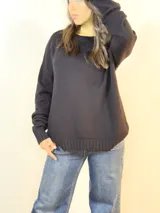 Buzo negro diseñado para brindar comodidad y calidez, ideal para looks casuales.