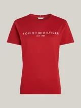 Remera roja de algodón con cuello redondo y logo de Tommy Hilfiger estampado en blanco en el pecho.