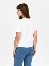 Remera roja de algodón con cuello redondo y detalle de abertura con aro metálico en el bajo.