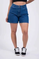 Short de jean de tiro alto, color azul medio, con bolsillos delanteros y traseros, y ruedo desflecado.