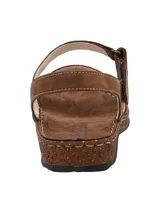 Sandalia de cuero marrón con tiras de cuero rojas y naranjas.