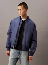 Chomba de piqué de algodón color azul marino, corte regular, con cuello clásico y tapeta de dos botones. Logo de la marca bordado en el pecho.