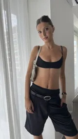 Conjunto de ropa interior de algodón con lycra, color blanco. Incluye un top recto con breteles regulables y una bombacha tipo bóxer con recortes.