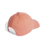 Gorra de béisbol Adidas Daily color salmón con logo blanco bordado en el frente. Fabricada con tejido de algodón suave y transpirable, con cierre ajustable en la nuca.
