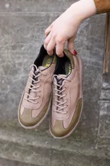 Zapatillas bajas de cuero con estampado animal print y detalles en cuero celeste.