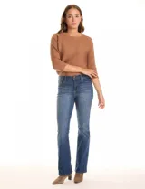 Jean recto marca Djeans, color azul, de tiro medio y pierna recta. Cuenta con pretina con pasadores, botón y cierre, y bolsillos delanteros y traseros.