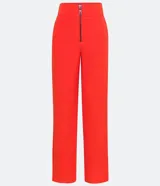 Conjunto sastrero color naranja, compuesto por un blazer entallado con solapas de muesca, cierre con lazo y pantalón de vestir recto de tiro alto.