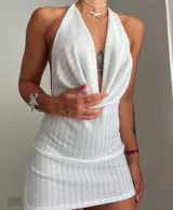 Vestido negro sin mangas con diseño de espalda descubierta y detalle metalizado en la cadera.