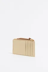 Monedero Bimba y Lola de piel color verde claro con cierre de cremallera y tirador de cordón naranja. Cuenta con logo metálico y tarjetero interior.