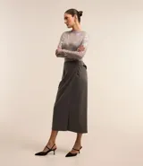 Pollera midi gris de sastrería con cintura con trabillas, hebilla metálica lateral, corte cruzado y bolsillo cargo.