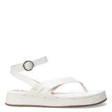 Sandalia blanca con plataforma, tira delantera y pulsera con hebilla al tobillo.