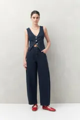Pantalón de jean azul de corte recto, con tiro alto y bolsillos laterales.