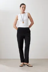 Pantalón de vestir negro, de corte recto, con bolsillos laterales y traseros.