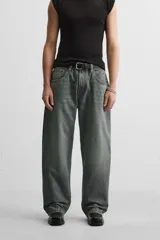 Pantalón de jean celeste con efecto lavado, corte amplio tipo baggy y cinco bolsillos.