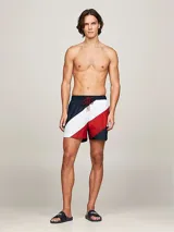 Short de baño azul marino, blanco y rojo con diseño de rayas diagonales y cordón rojo en la cintura.