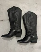 Botas bucaneras de cuero negro con puntera metálica y caña desmontable para transformarlas en botines.