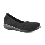 Zapato casual de tejido ligero color beige, diseñado para ofrecer comodidad en el uso diario.
