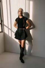 Top corto negro de mangas cortas y corte ajustado.