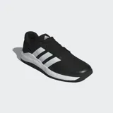 Championes Adidas Dropset negros con tres tiras blancas en los laterales y suela blanca.