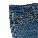 Pantalón de jean Caterpillar de corte wide leg, tiro alto, color azul denim con efecto lavado. Cuenta con cinco bolsillos, cierre con cremallera y parche con el logo de la marca en la cintura trasera.