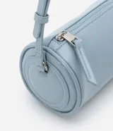Bolso baguette pequeño cilíndrico color celeste, confeccionado en material sintético PU, con correa fina de hombro y cierre por cremallera.