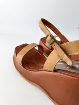 Sandalias de cuero color marrón con plataforma y pulsera al tobillo.