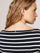 Remera Tommy Hilfiger de corte slim con cuello barco y mangas tres cuartos. Diseño a rayas horizontales azules y blancas con logo bordado en el pecho.