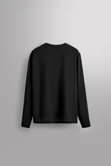 Remera deportiva negra de manga larga confeccionada en tejido técnico perforado, ligero y elástico.
