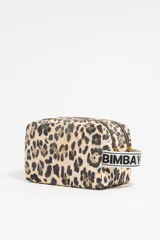 Neceser Bimba y Lola con estampado de limones y naranjas, asa de mano con logo de la marca, cierre con cremallera y bolsillo interior.