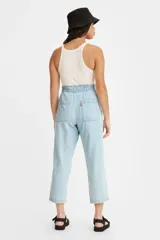 Pantalón de jean celeste con cintura elastizada y corte cropped.