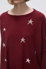 Sweater color borgoña con estampado de estrellas blancas.