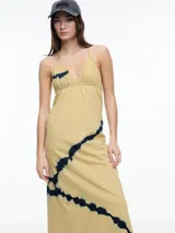 Vestido largo de algodón color beige con estampado tie-dye azul. Tiene breteles finos, escote en V y espalda descubierta.