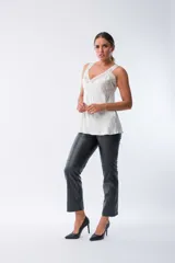 Musculosa blanca de viscosa con breteles finos de encaje.