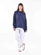 Sweater azul oscuro con cuello drapeado y corte asimétrico.