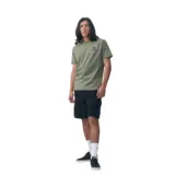Remera verde militar de manga corta con cuello redondo y estampado en el pecho con el logo de Quiksilver.