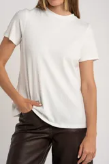 Remera negra de viscosa con elastano, corte ajustado y mangas cortas.