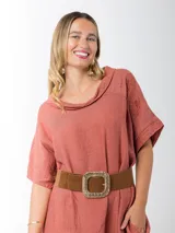 Vestido largo color ladrillo, de lino, corte amplio, mangas cortas, cuello bote y bolsillos laterales.