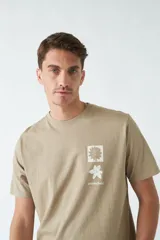 Remera celeste de algodón con cuello redondo y estampado en la espalda con diseño de flores y texto "brooksfield . gardening".