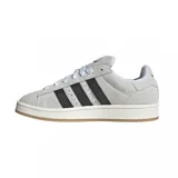 Championes Adidas Campus 00s grises con las tres tiras laterales en negro.
